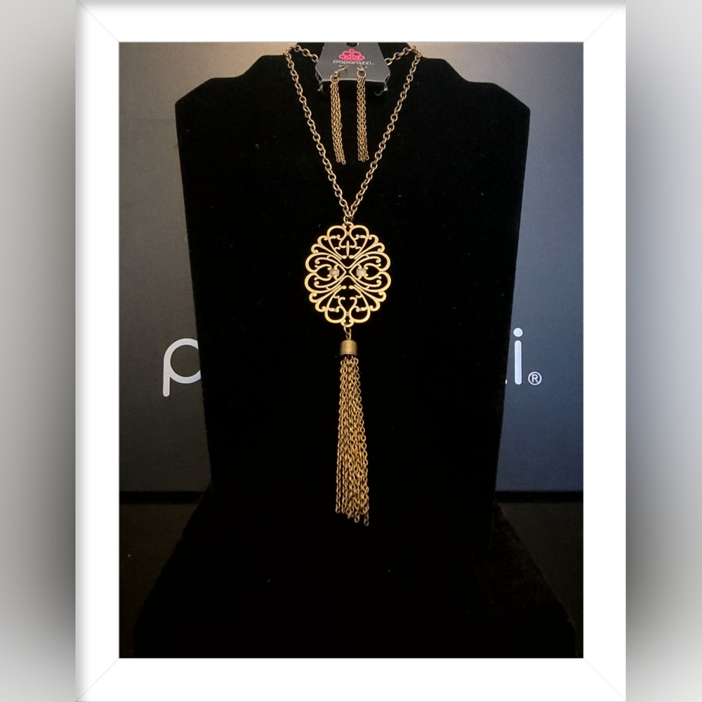 Paparazzi Jewelry A Mandala Of The People Necklace and Earring Set.